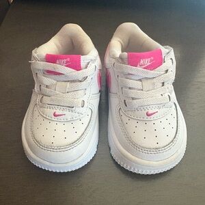 Nike Kids Sneakers in White and Pink